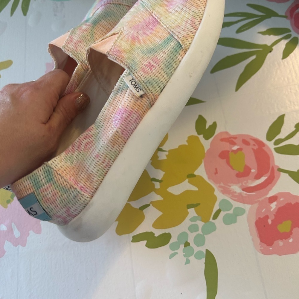 Tom is 8.5 tie-dye slip on shoes. - Picture 5 of 8